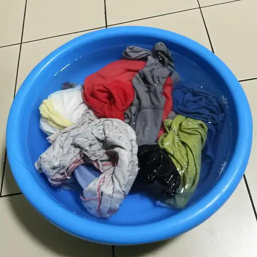 他把脏衣服泡在水里，准备晚点再洗。