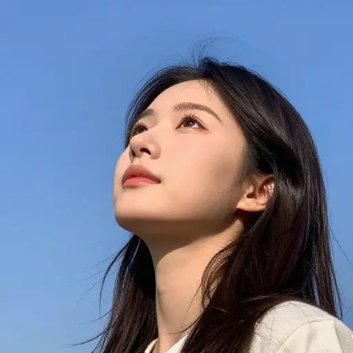 她向上瞥了一眼天空。