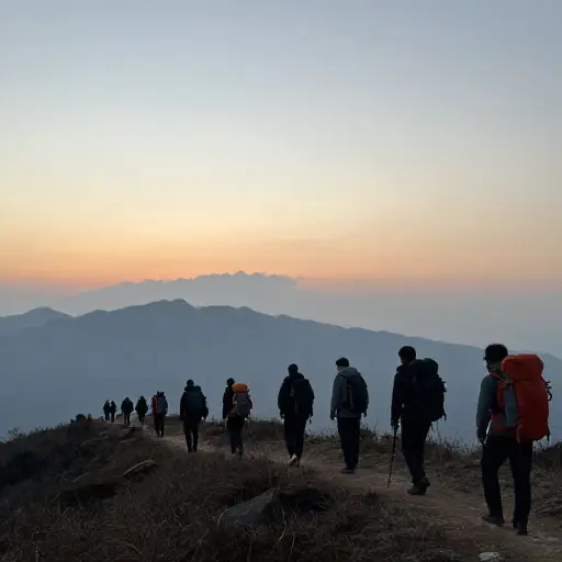 徒步者将在黎明出发，以便中午前到达山顶。