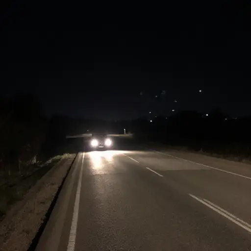 路上一片漆黑，找不到安全的地方停车。