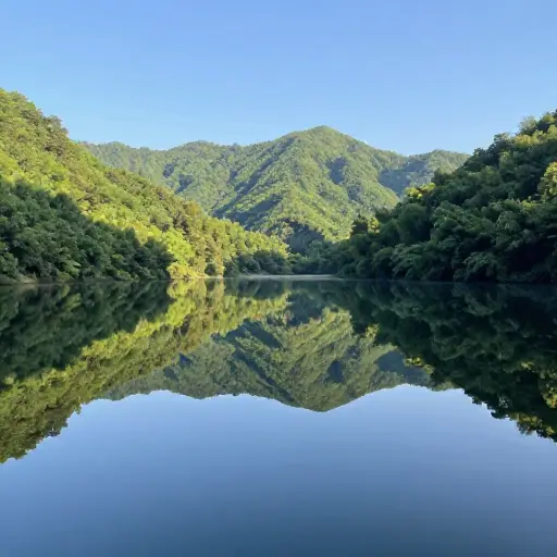 平静的湖面美丽地反射出周围的山峦。