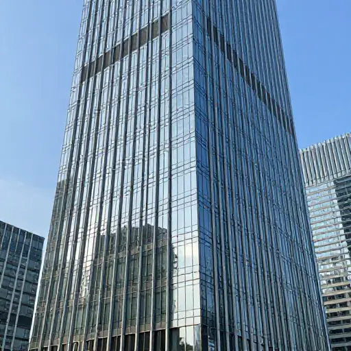 现代建筑常常使用玻璃和钢材。