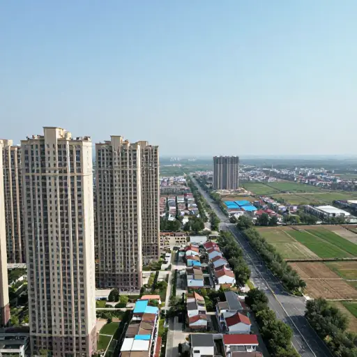 城市扩张正逐渐逼近曾经是乡村的社区。