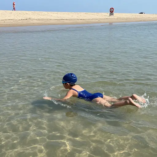 我喜欢夏天在海里游泳。