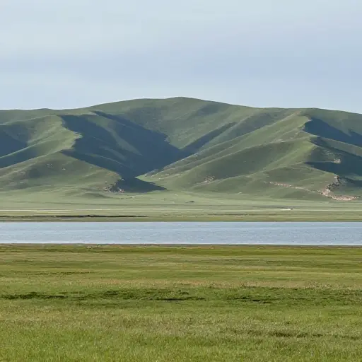 在这张风景照中，群山构成了美丽的背景。