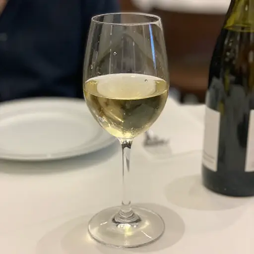 我想要一杯干白葡萄酒。