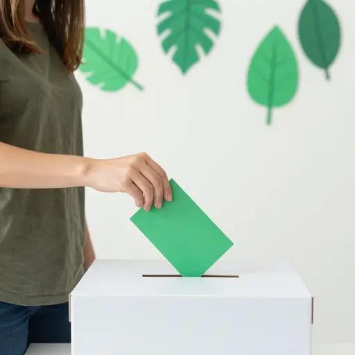 她决定在选举中投票给绿党。