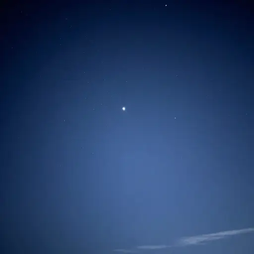 金星通常非常明亮，在夜空中肉眼可见。