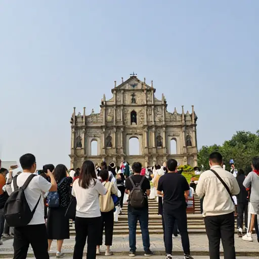 许多游客参观该国的东部地区。