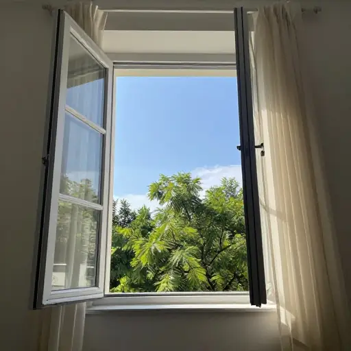 我会让窗户开着，透点新鲜空气。