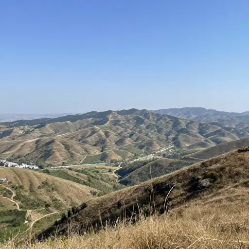 从山顶上，我们可以看到山谷和远处的丘陵。