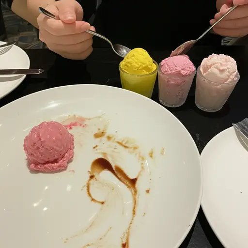 主菜之后，我们吃了冰淇淋。