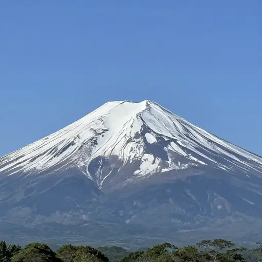 富士山是一座休眠火山。