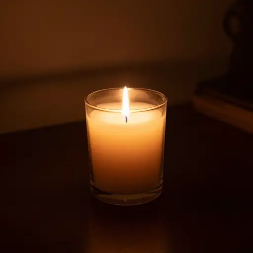 蜡烛柔和的光芒营造出舒适的氛围。