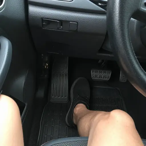 我把脚放在离合器上。