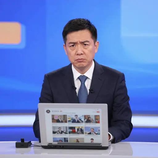 一位备受尊敬的主播因其在社交媒体上的言论而受到批评。