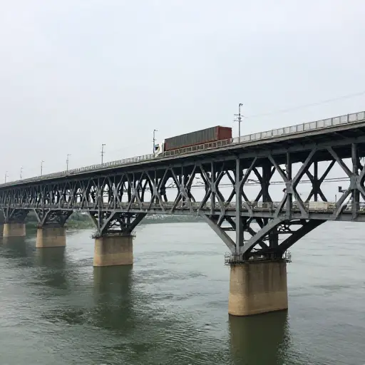 这座桥足够坚固，能支撑重型卡车吗？