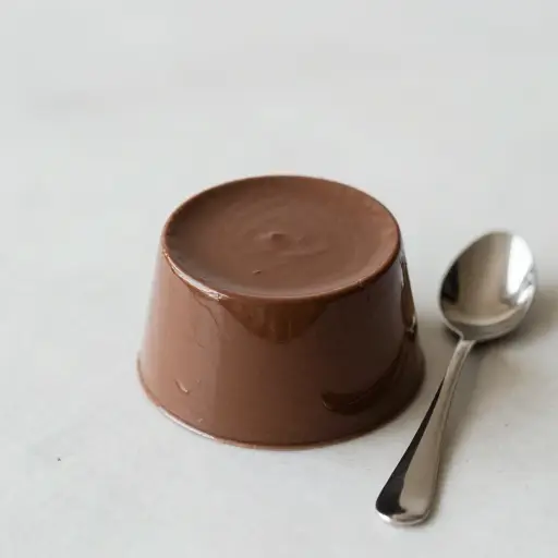 巧克力布丁是一种甜美且冷食的甜点。