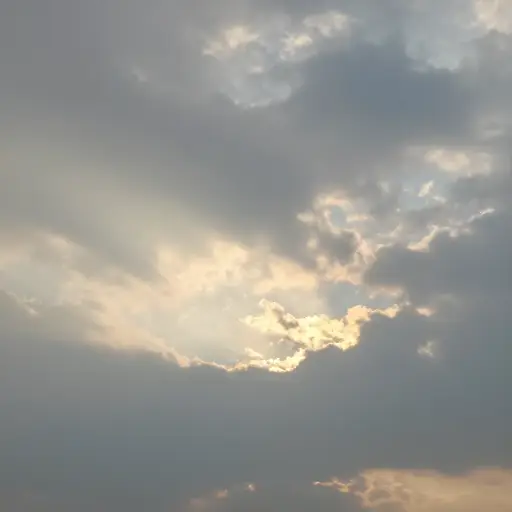 清晨，阳光从厚重的云层间透了出来。