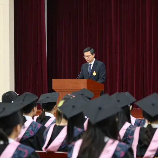 校长本人亲自来参加我们的毕业典礼。