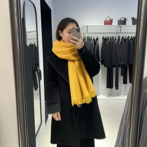 她买了一条芥末色的围巾来搭配外套。
