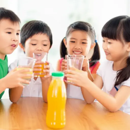 孩子们一口气把果汁喝光了。