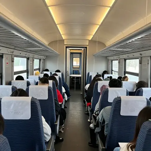 餐车位于火车上狭窄通道的尽头。
