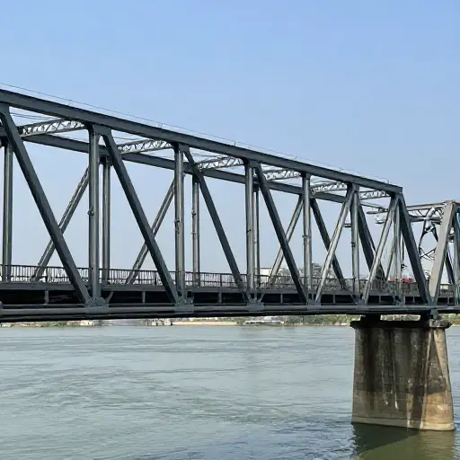 这座桥是一个大型钢结构建筑。