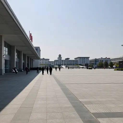 从火车站，走十分钟就能到市中心广场。