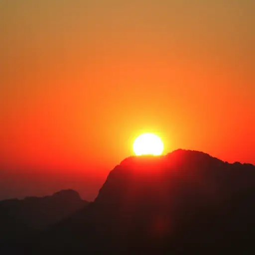 看着太阳从山上升起，景色很美。