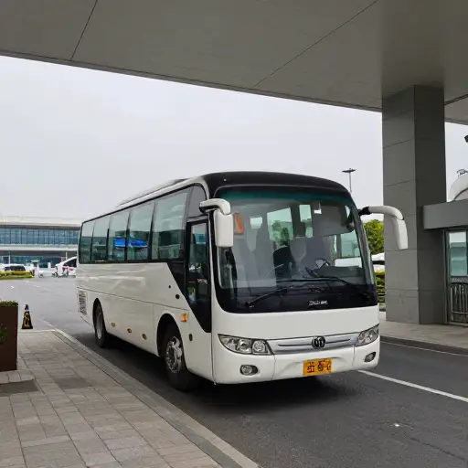 一辆班车每小时在酒店和机场之间往返一趟。