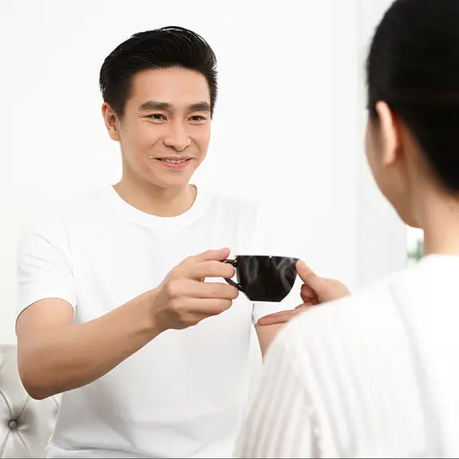 他带着谄媚的笑容递给我一杯咖啡，明显是想讨好我。