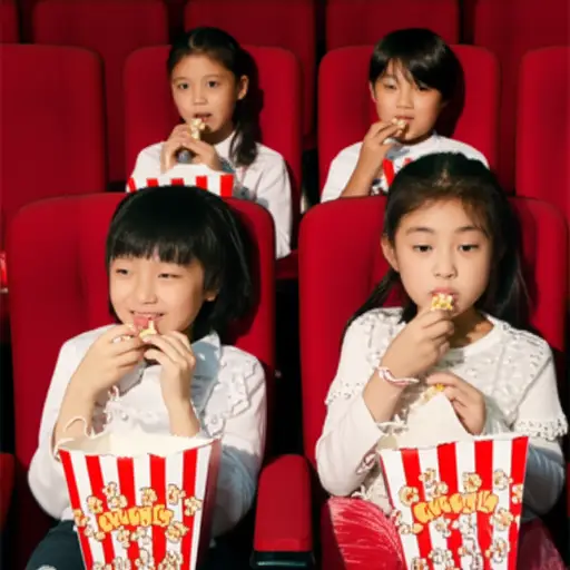 孩子们开心地嚼着爆米花看电影。