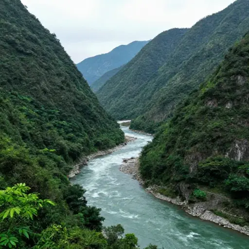 这条河在两座山之间流淌。