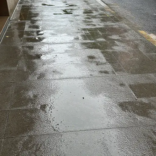 雨后，人行道上形成了一滩水。