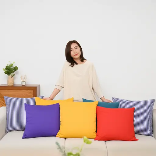 我妈妈在沙发上放了几个靠枕。