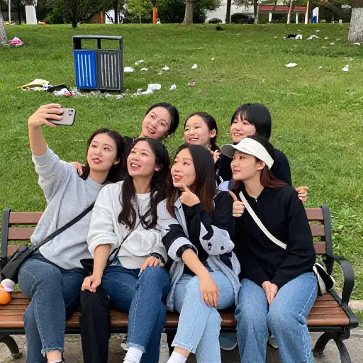 我认为我们当时太以自我为中心，只顾自己高兴，以至于忘记了环顾四周。