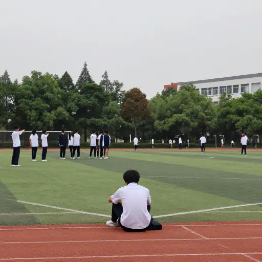 他在学校因为与众不同而长期遭受迫害。
