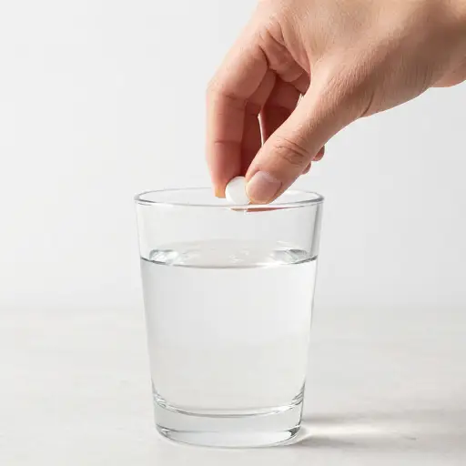她把药片溶解在一杯水中。