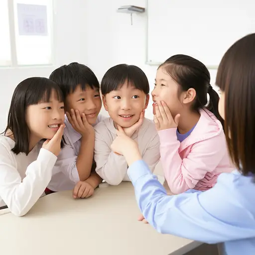 孩子们的眼睛里闪烁着恶作剧的光芒，他们在计划着怎么捉弄老师。