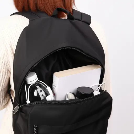 她背包里塞满了各种零碎物品。
