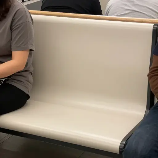 这个座位是空的，你可以坐这里。
