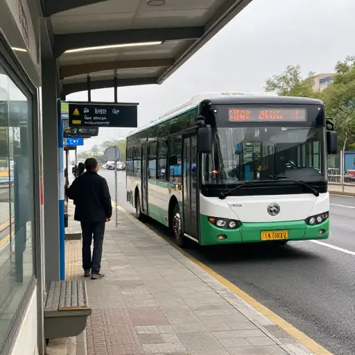 我正在车站外面等公交车。