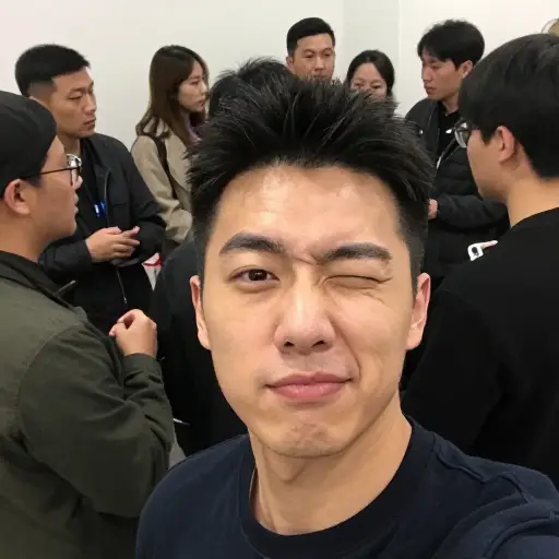 在拥挤的房间里，他给了我一个会意的眼色。