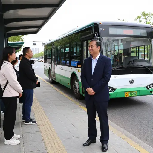 新任市长的政府一直致力于改善公共交通。
