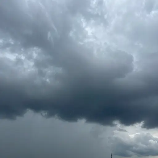 天空变黑，开始下雨了。