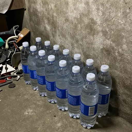 我在地下室存了一小批瓶装水以备急用。