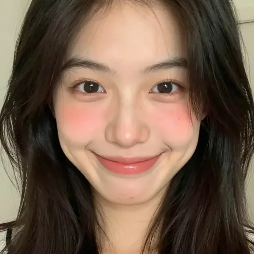 她眼睛明亮，脸颊泛着健康的红晕。