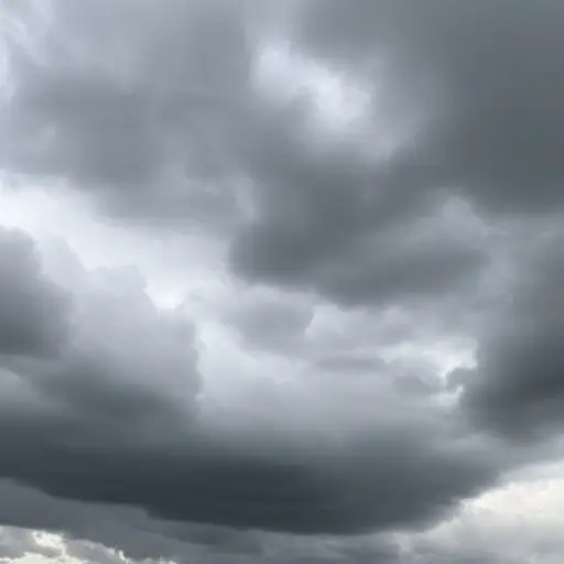 冬天的时候，天空看起来比夏天更加灰暗。
