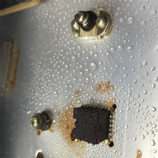 长时间暴露在潮湿环境中会损坏这些电子元件。